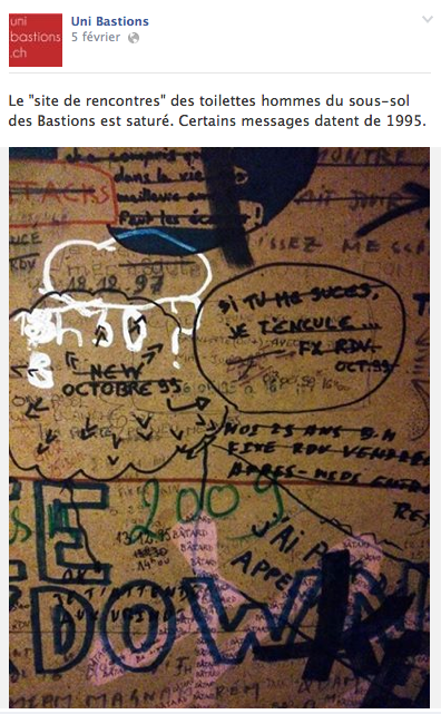 Une porte de WC remplies de mots. Le site de rencontre des toilettes hommes du sous-sol des Bastions est saturé. Certains messages datent de 1995.
